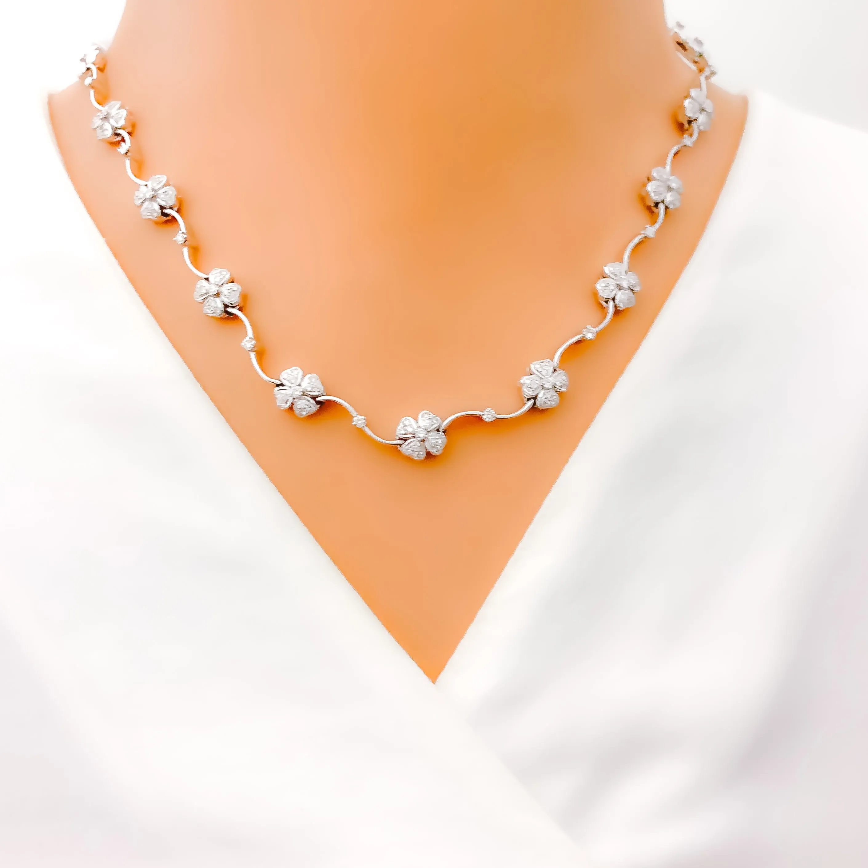 Beautiful Floral Vine Diamond   18k Gold Necklace Set