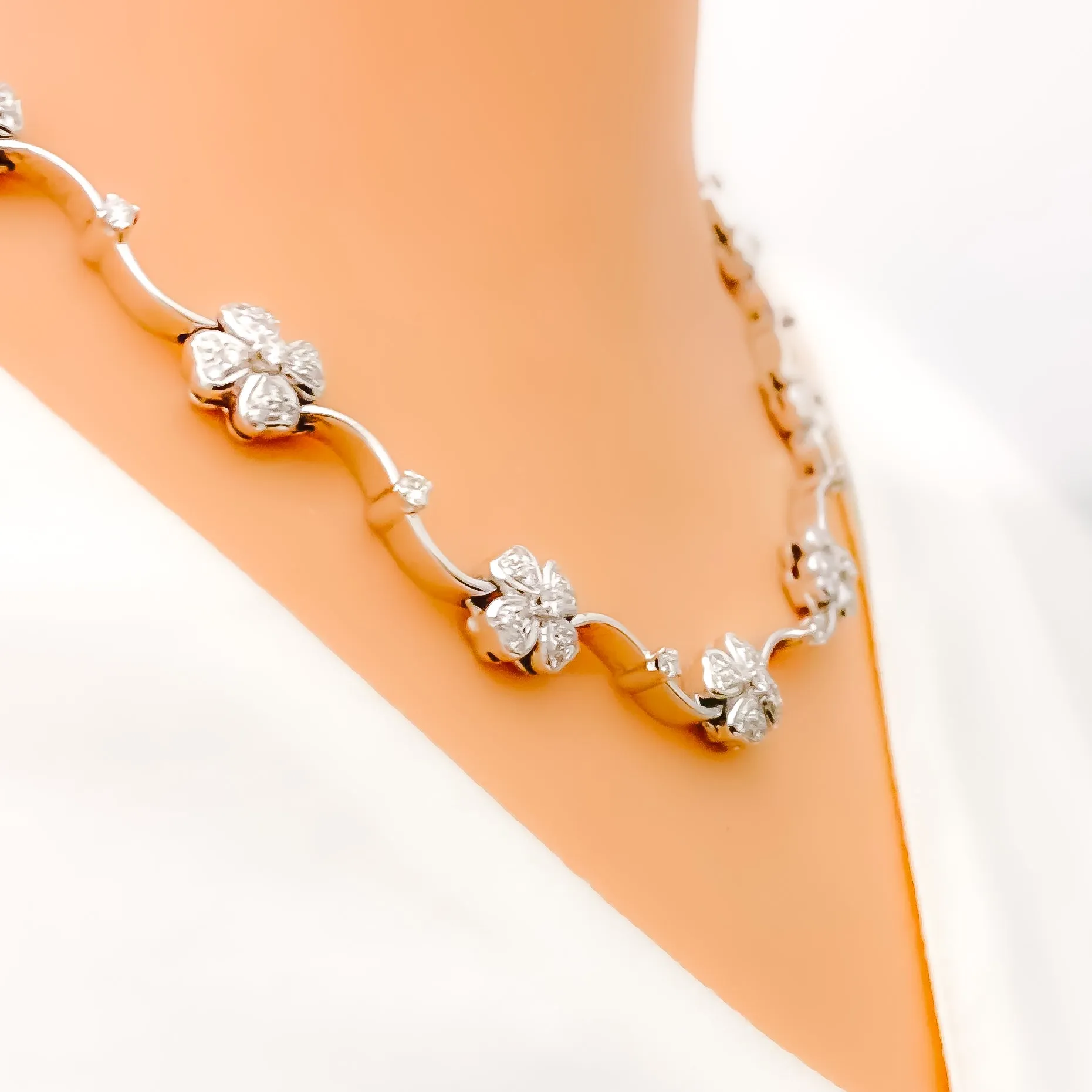 Beautiful Floral Vine Diamond   18k Gold Necklace Set