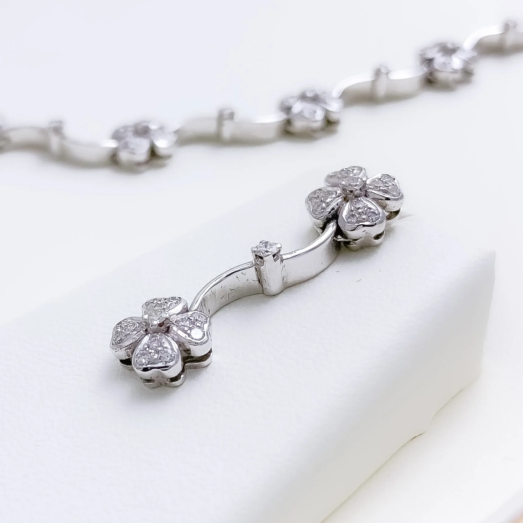 Beautiful Floral Vine Diamond   18k Gold Necklace Set